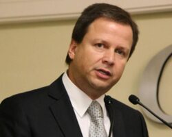 Lamachia reitera que sociedade espera saída de Cunha da presidência da Câmara