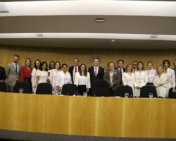 Em Brasília, presidente da OAB se soma à campanha do Laço Branco