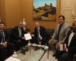 Presidente da OAB/SE recebe convite para solenidade de instalação do CESA no Estado