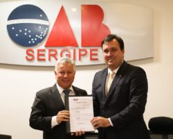 Em sessão ordinária, presidente da OAB/SE formaliza licença e transfere cargo