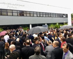 Dia histórico para a advocacia: OAB desagrava advogada algemada a mando de juíza no RJ