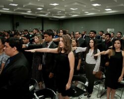 OAB entrega 121 carteiras para novos advogados