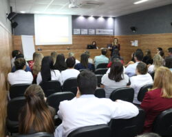 Oficina Jurídica da Comissão de Mediação debate Gestão de Conflitos e Comunicação não-violenta durante palestra em hospital