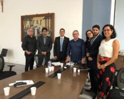 Representantes da Comissão de Direitos Humanos se reúnem com o secretário Estadual da Saúde