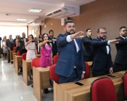 OAB entrega carteiras a 35 novos advogados e advogadas