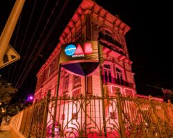 Outubro Rosa: OAB ilumina fachada do casarão em apoio a campanha de conscientização sobre o câncer de mama