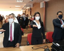 OAB/SE entrega carteiras a novos advogados e advogadas