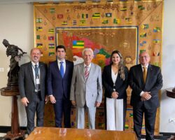 OAB/SE entrega premiação à equipe vencedora da III Competição Estadual de Mediação durante visita à UNIT